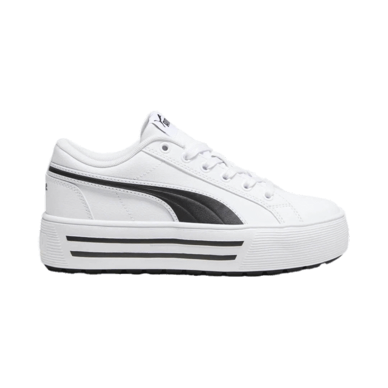 Le fond noir met en valeur la chaussure blanche.