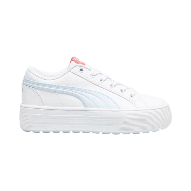 Une chaussure blanche se démarque sur le fond noir.