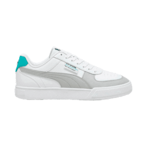 La chaussure de tennis blanche se démarque.