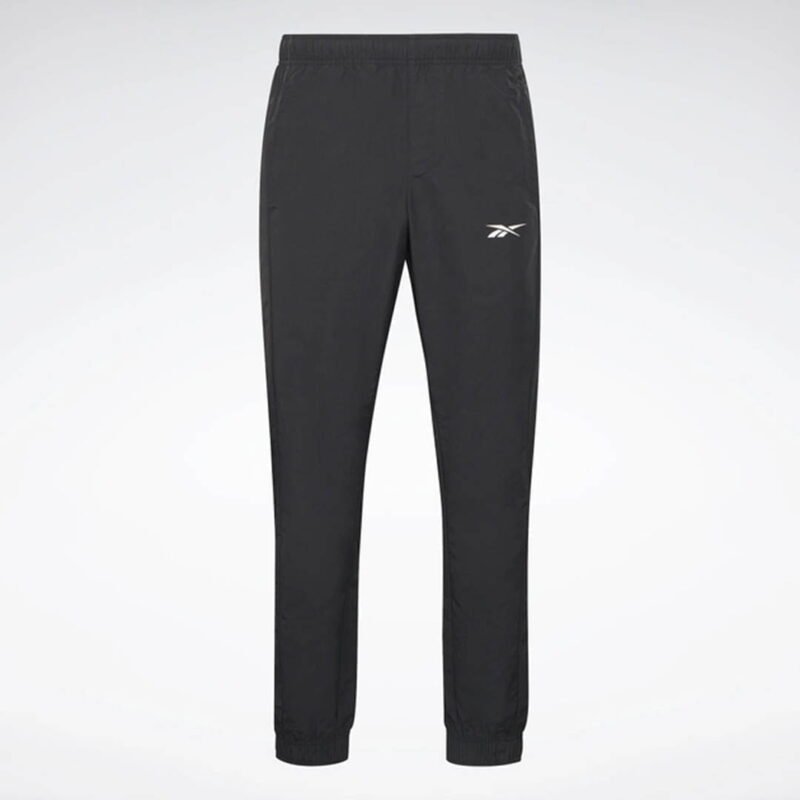 Le pantalon noir est associé ensemble.