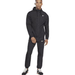 Une personne a enfilé une veste noire.