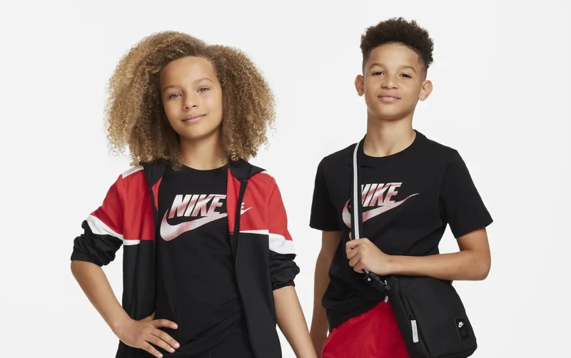 NIKE u nsw tee core brandmark 3 Enfant DX9524-010 – Image 4